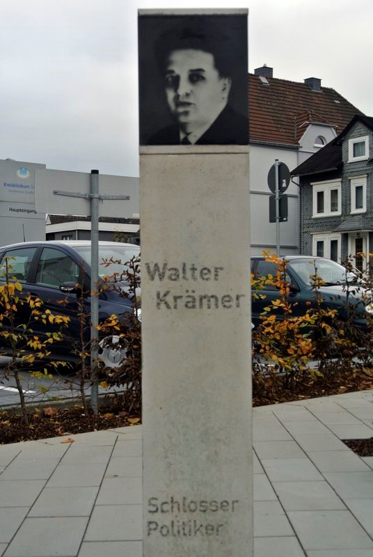 menschen:walter_kraemer_stele.jpg